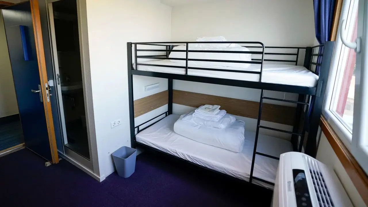 Просители убежища находятся на борту спорного жилого баркаса "смертельная ловушка" в Великобритании