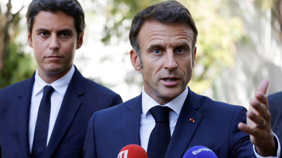 Макрон заявил, что введение запрета на ношение абайи во французских школах будет "бескомпромиссным