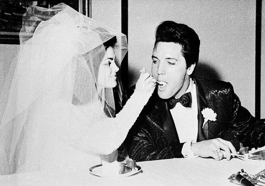 Элвис Пресли соблазнил Присциллу, когда ей было 14. Их отношения были полны скандалов, измен и наркотиков.