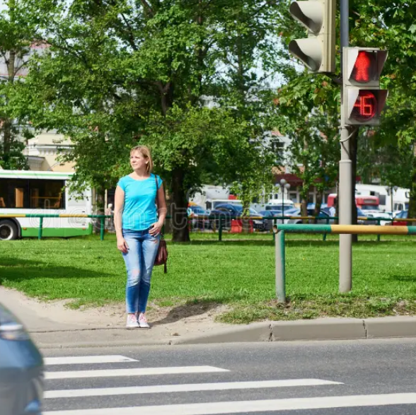 Среднестатистический человек проводит около шести месяцев своей жизни в ожидании зеленого сигнала светофора