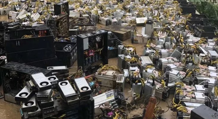 "Обвал биткоина заставляет российских майнеров распродавать оборудование и кредиты: перспективы рынка криптовалют в России"