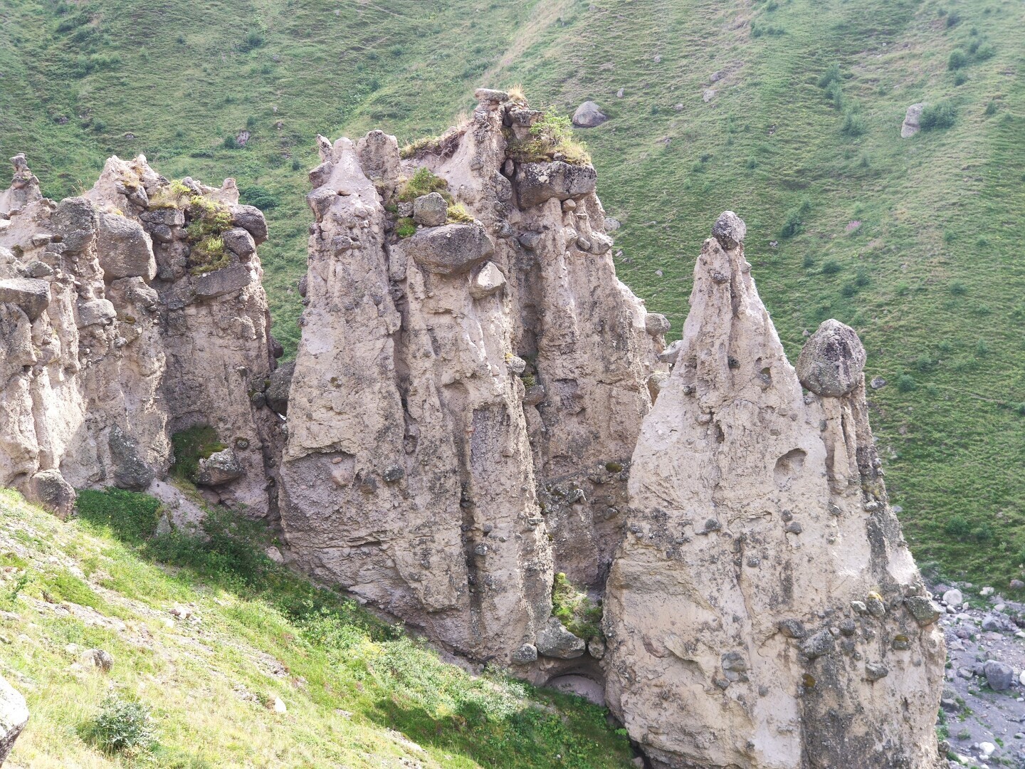 карст словения. хребет скирда. сверни горы. непал горная вершина джомолунгма (эверест). гора бен балбен в ирландии.
