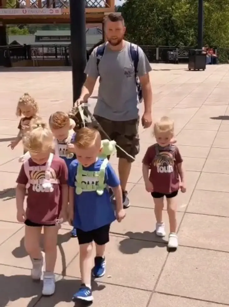 Многодетного отца сильно ругали за его обращение с детьми, и он немедленно отреагировал на критику.