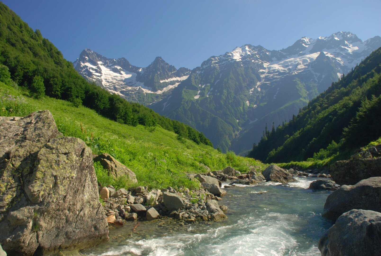 "Скрытые красоты Абхазии: куда стоит отправиться в поисках приключений и истории"