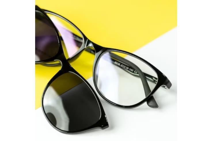 На чьё имя писать претензию в салон оптики: гендиректора или ИП?