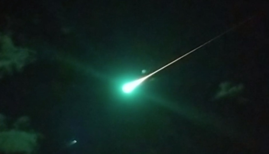 Необычное явление в Турции: Падение метеорита окрасило небо в зелёный цвет.