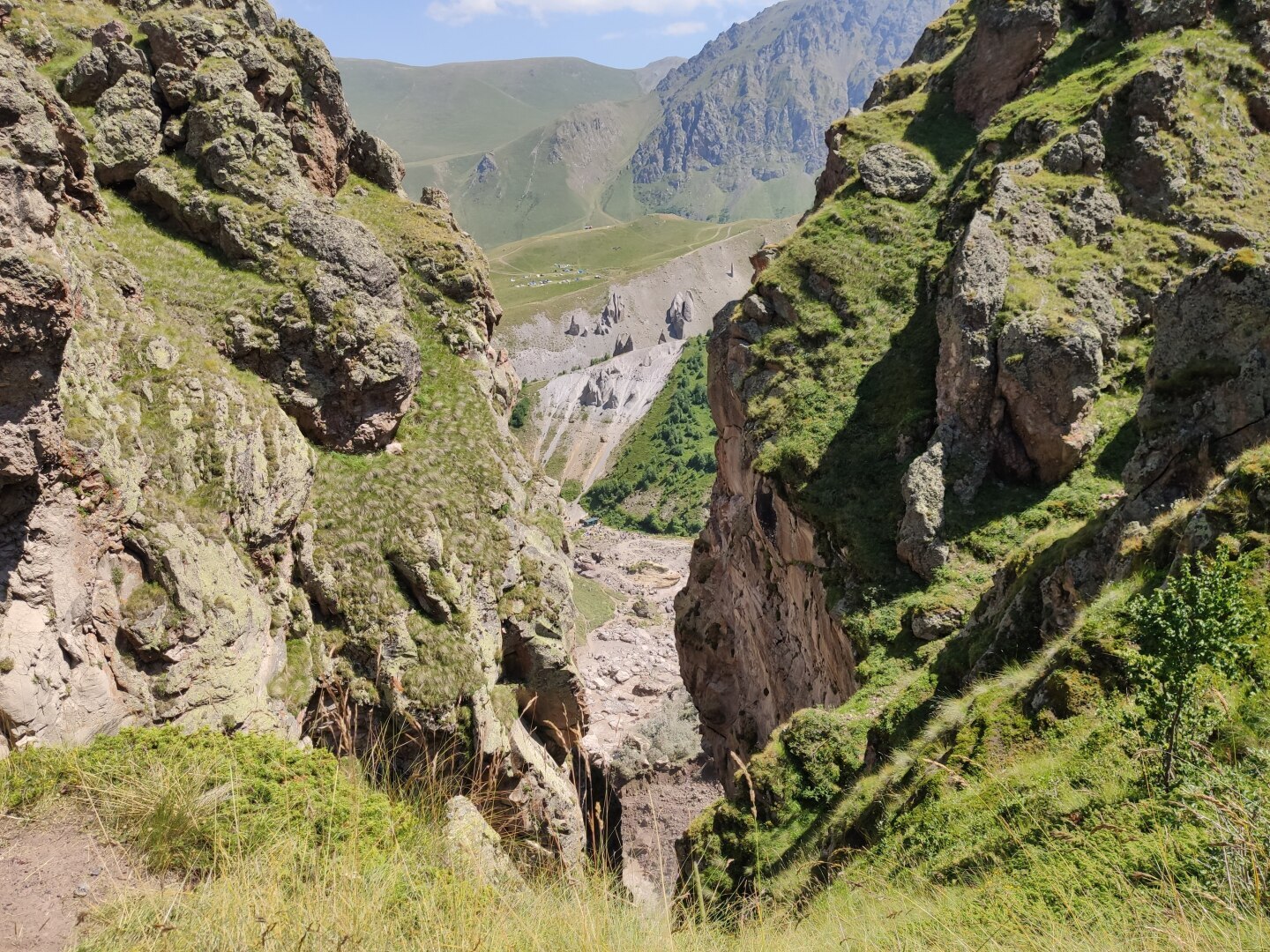 Кто украсил камушками вершины останцов Джилы-Су