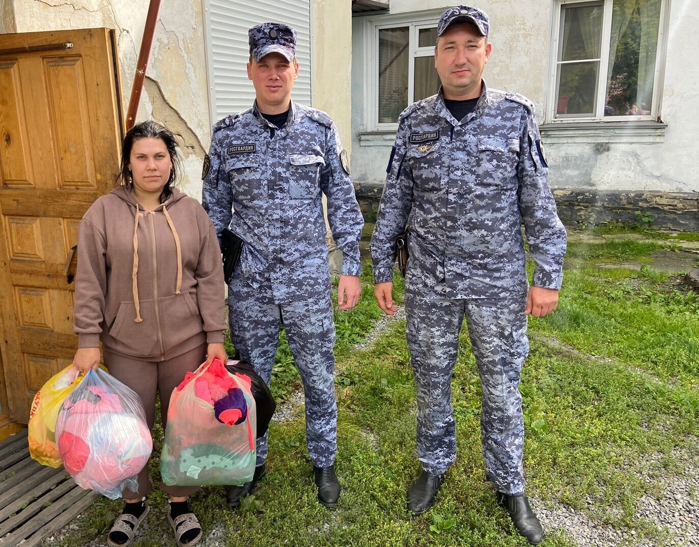 Сотрудники вневедомственной охраны Росгвардии оказали помощь пострадавшим при пожаре