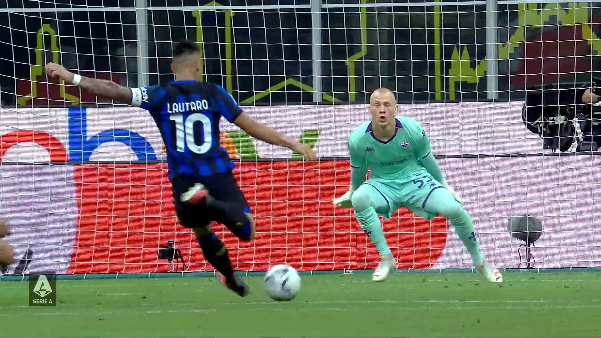 Миланский дуэт гордо шествует впереди