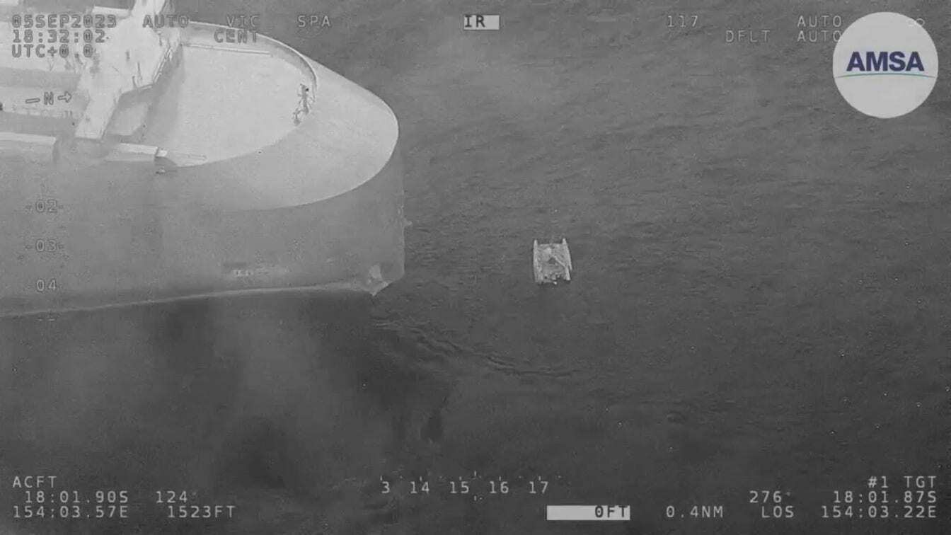 АКУЛЫ Трое человек спасены из лодки, застрявшей в Коралловом море после «нескольких нападений акул»: власти Австралии