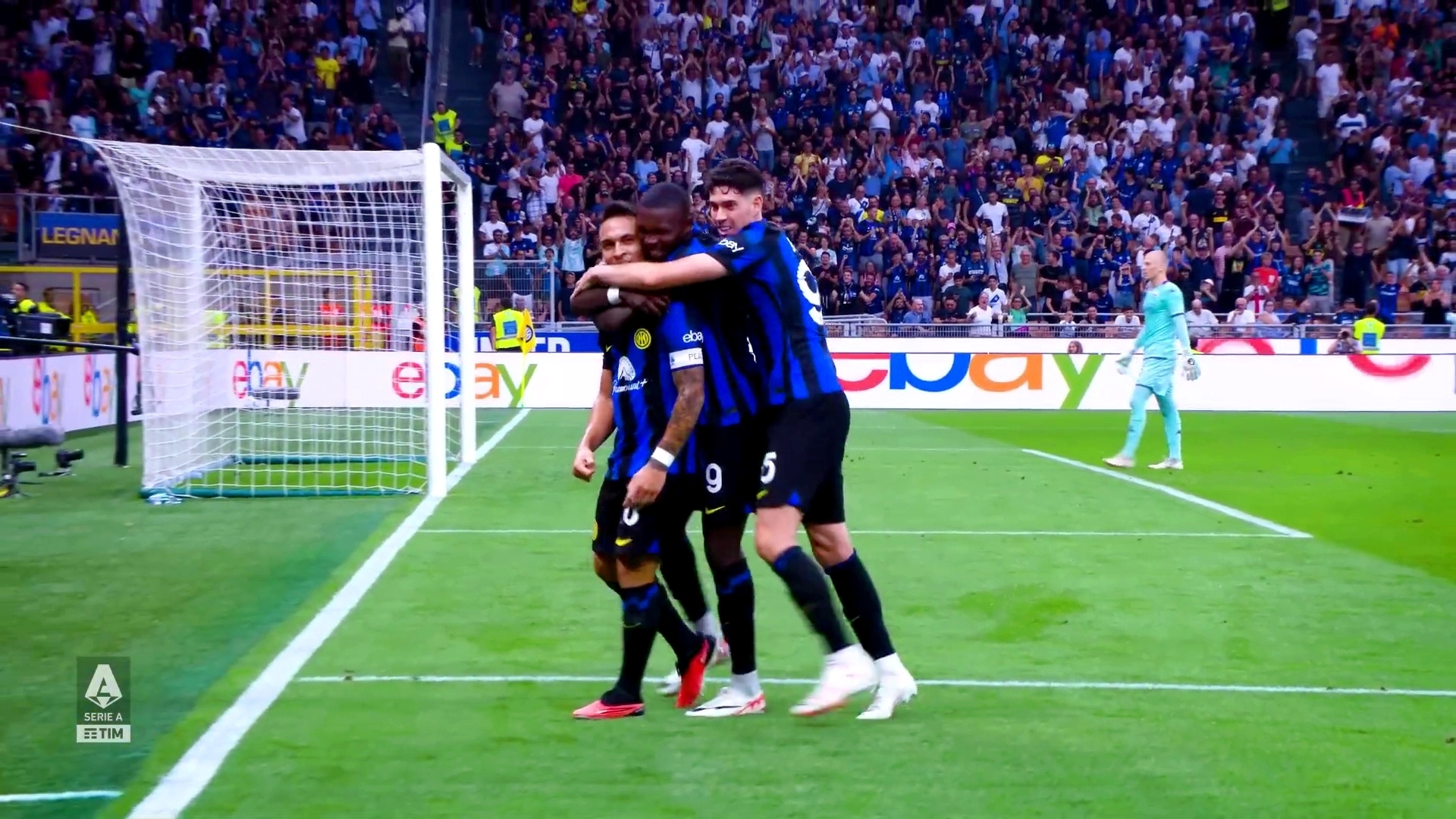 Миланский дуэт гордо шествует впереди