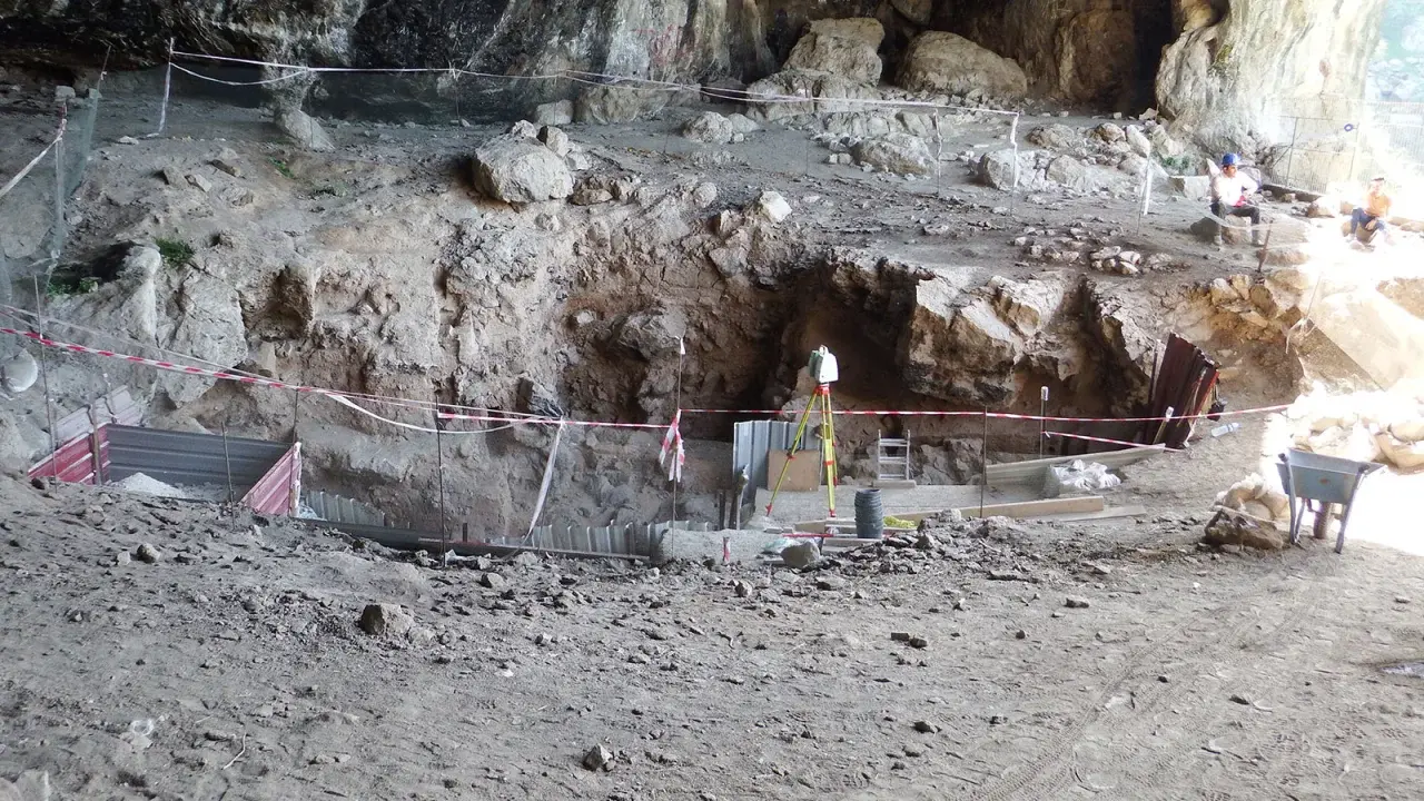 «Цветочное захоронение», раскопанное в 1960 году, изменило подход к изучению неандертальцев. Новое открытие ставит это под сомнение