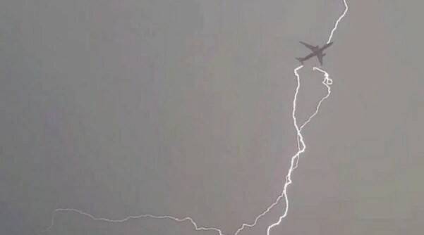 Почему удар молнии не повреждает летящие самолёты ?