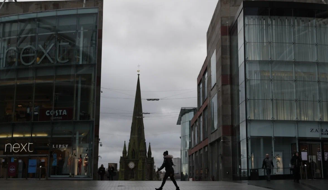 Второй по величине город Великобритании объявил о своем банкротстве, отключают услуги.