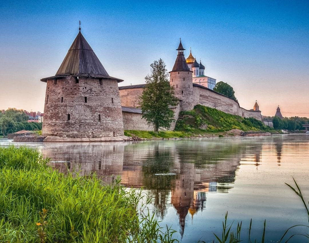 🌍 Туризм в России - куда поехать осенью? Лучшие, красивые места для отдыха и путешествий, ТОП туристических поездок. Что нам предлагает посетить ИИ ✅