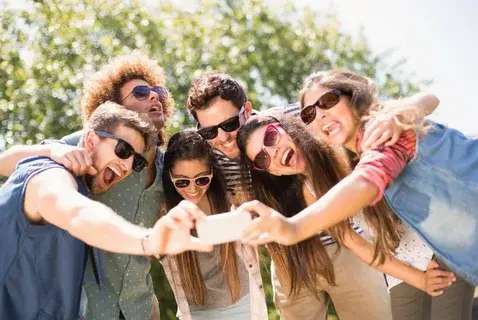 Друзья - это семья, которую мы выбираем: разгадываем тайны дружбы