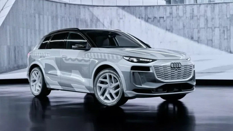 Audi Q6 e-tron демонстрирует интерьер с тремя большими дисплеями