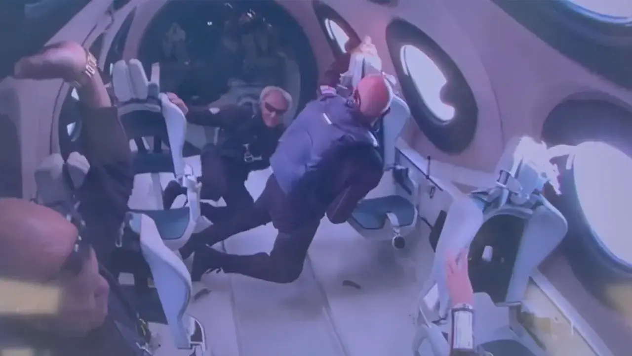 Обладатели билетов Virgin Galactic ждали более десяти лет. Теперь они наконец отправились в космос.