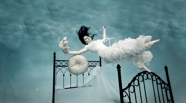 "Осознанный сон: Как погрузиться в мир снов с полным осознанием"