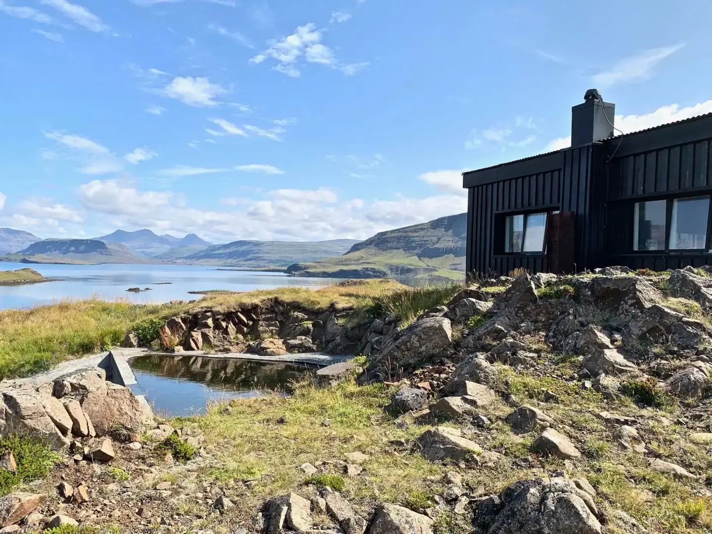 5 горячих источников в Исландии, которые не являются Голубой лагуной