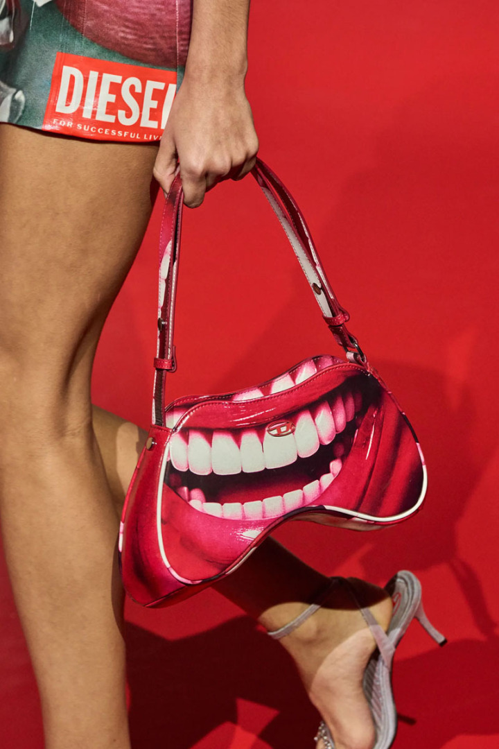 Тренды 2023: самые нелепые новинки с подиумов