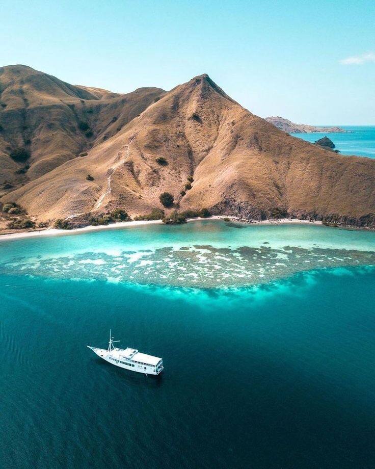 "Таинственный остров Комодо в Индонезии"