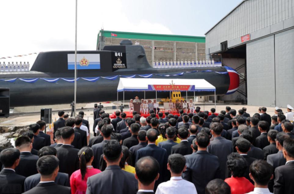 Лидер Северной Кореи Ким Чен Ын похвастался новой "ядерной ударной подводной лодкой", но многие сомневаются в ее возможностях