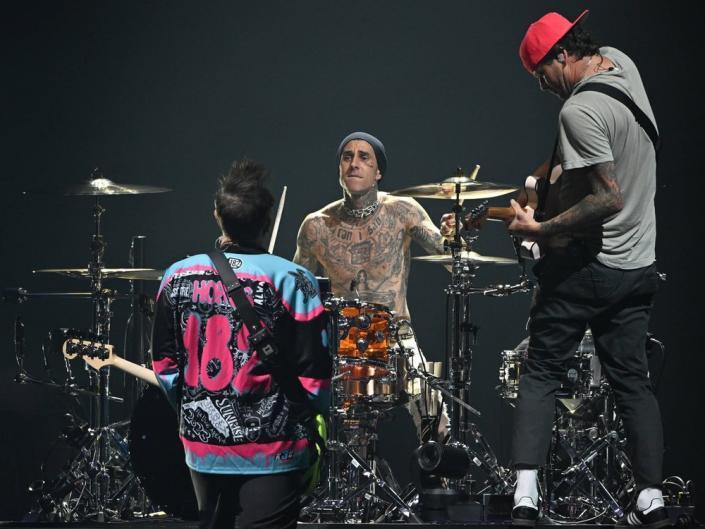 Трэвис Баркер вернулся за барабаны после перерыва в туре