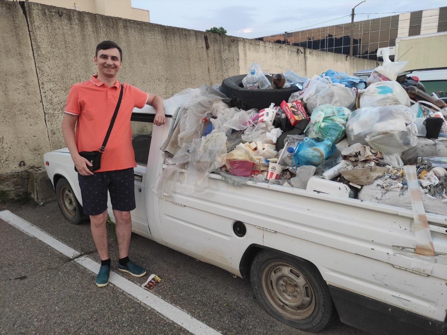 Зарплата в 100 тысяч рублей – это жалкие копейки. По факту этого хватит только на еду и одежду