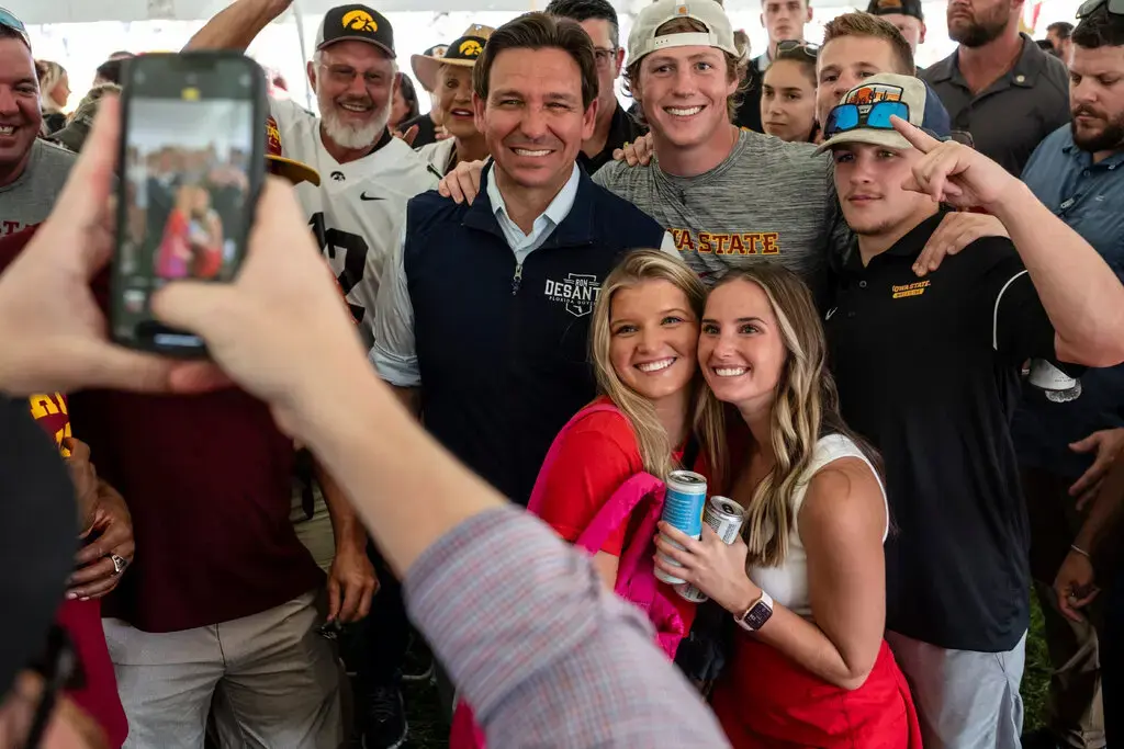 Герой Ковида или "запертый Рон"? ДеСантис и Трамп возобновляют политику борьбы с пандемией.