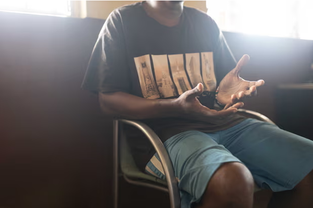 'Это все равно что курить яд': Молодежь Сьерра-Леоне борется с зависимостью от загадочного наркотика