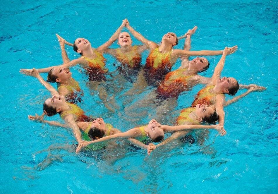 Танцуют синхронно. Синхронистки в бассейне. Водные виды спорта. Красивые синхронистки. Синхронное плавание синхронистки.