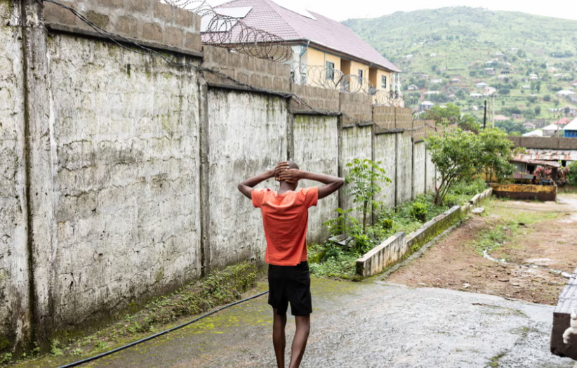 'Это все равно что курить яд': Молодежь Сьерра-Леоне борется с зависимостью от загадочного наркотика