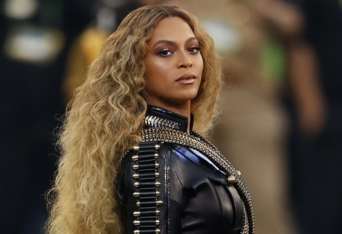 Бейонсе благодарит Дайану Росс за неожиданное появление на концерте в честь ее дня рождения