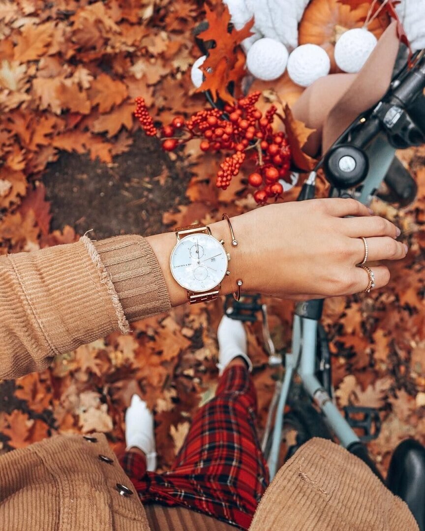 Модные тренды на эту осень 2023: "Кожа, Красный и Кружево: Осенний Шик и Стиль на 100%". Фото модных девушек. Обзор трендов (Видео).