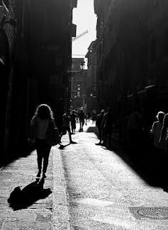 Высокий уровень психических заболеваний у женщин обусловлен биологическими и социальными факторами.