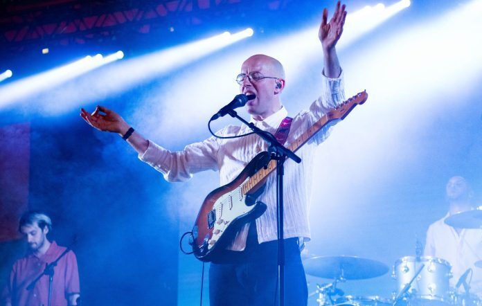 Bombay Bicycle Club представили новый сингл "Turn The World On" и объявили о четырех закрытых акустических концертах