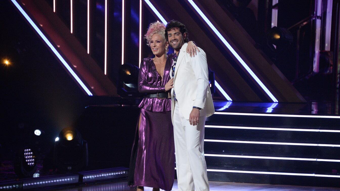 Профессионал «DWTS» Шарна Берджесс рассказала, с какой «трудной» знаменитостью она не могла «быть наедине в комнате»