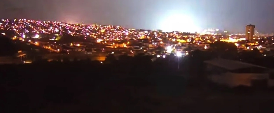 Эти вспышки яркого, танцующего света разных цветов долгое время озадачивали ученых