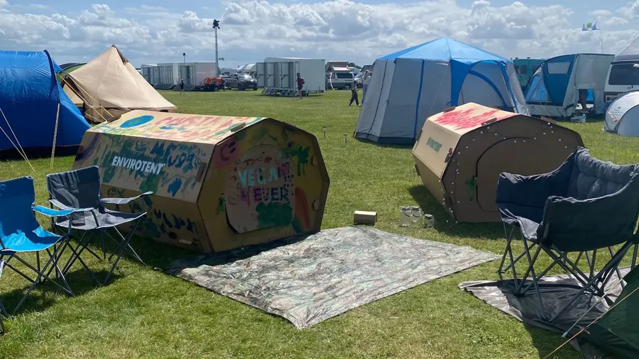 На фестивалях выбрасывают тысячи пластиковых палаток. Могут ли картонные палатки стать ответом?