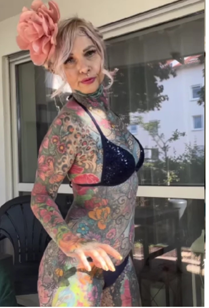 Дама сделала татуировку на своем теле, несмотря на то, что критики говорят, что она слишком стара