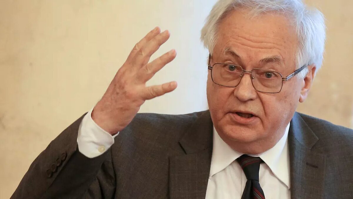 "На всех ключевых постах в стране сидят неучи. В такой ситуации ни о каком развитии России не может быть и речи!" Личное мнение.