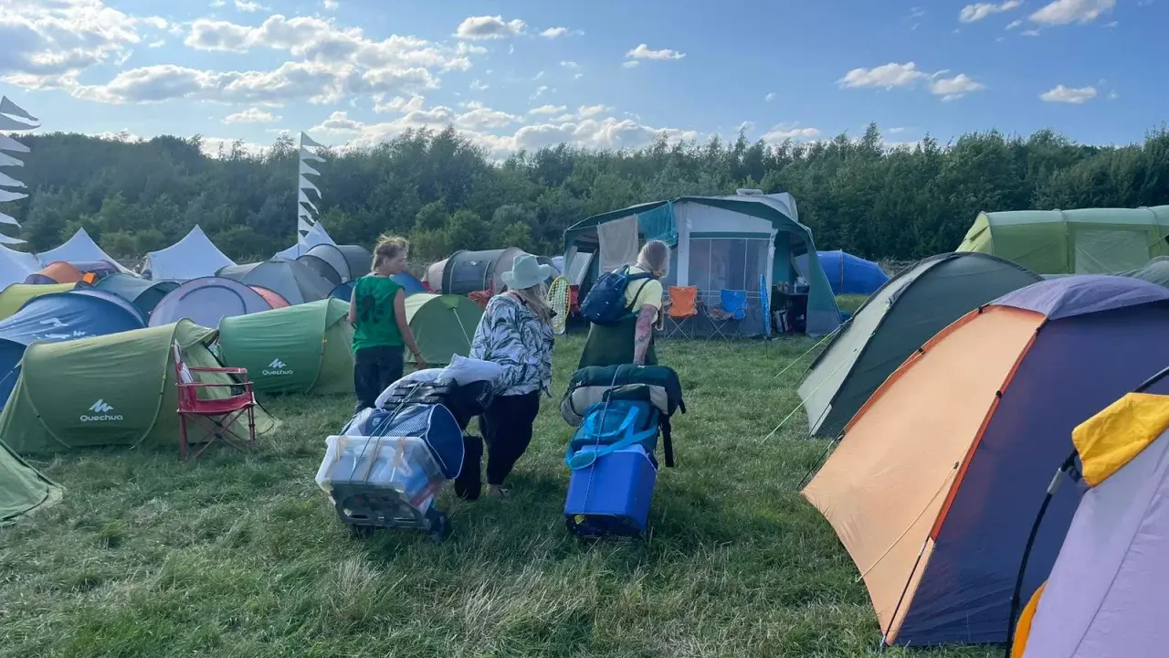 На фестивалях выбрасывают тысячи пластиковых палаток. Могут ли картонные палатки стать ответом?