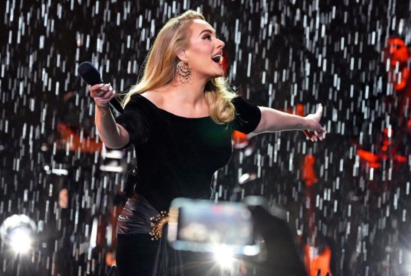 Адель заявила, что больше не будет делать селфи во время своих концертов в Лас-Вегасе