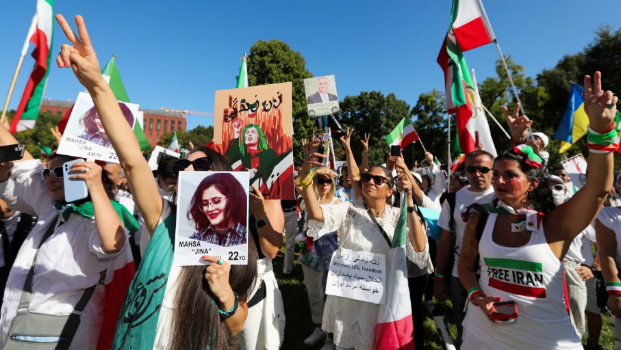 Протесты вспыхнули в Иране через год после смерти Махсы Амини