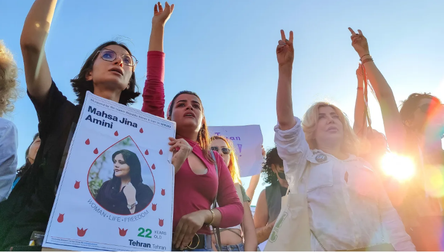 Протесты вспыхнули в Иране через год после смерти Махсы Амини