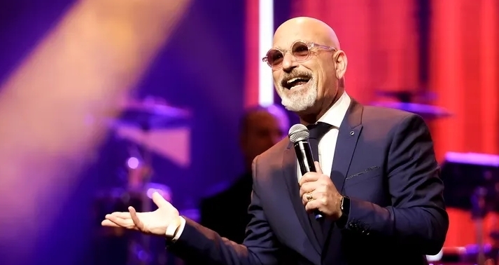 Судья "У Америки есть талант" Хоуи Мандель объясняет, почему он "принимает искусственный интеллект"