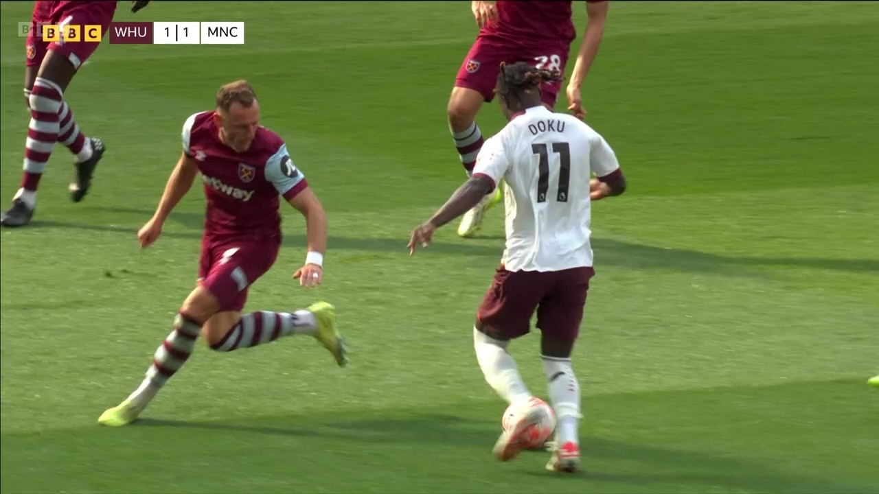 "Манчестер Сити" по-прежнему без потерь. "Вест Хэм" не справился с ролью преследователя. Несите следующего