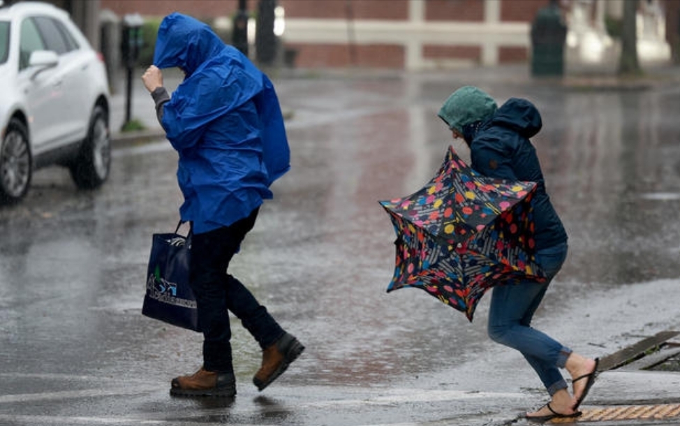 Ли обрушивается на Канаду с силой, близкой к ураганной, после продвижения вверх по Атлантическому океану