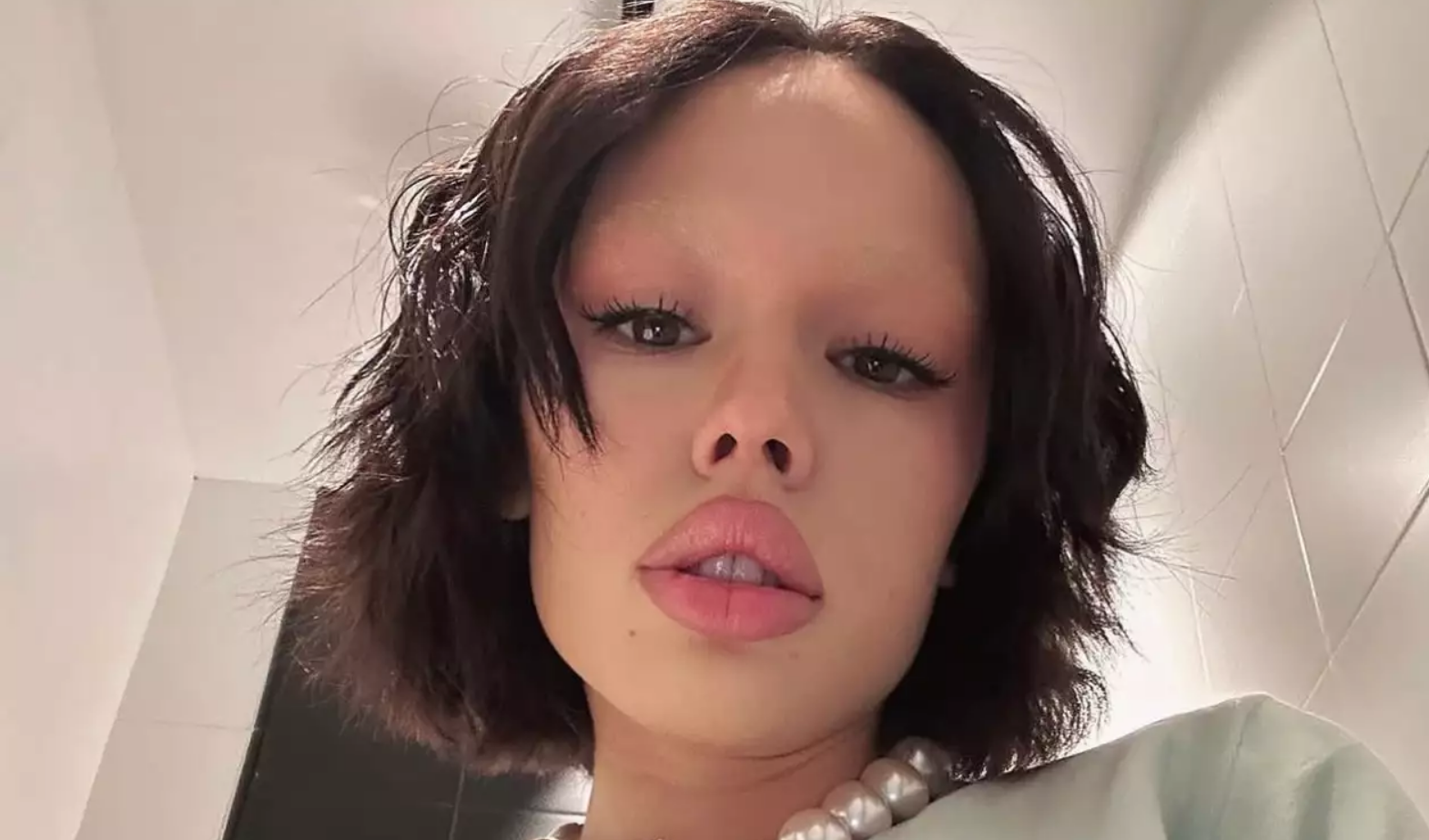 Инстасамка показала свою оголенную грудь крупным планом. Исполнительница похвасталась пышными формами